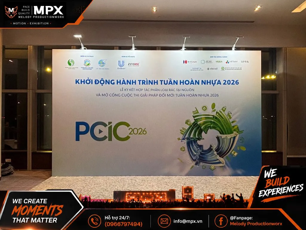 Công đoạn hoàn thiện sàn sân khấu và khu vực trải nghiệm người dùng tại sự kiện tuần hoàn nhựa